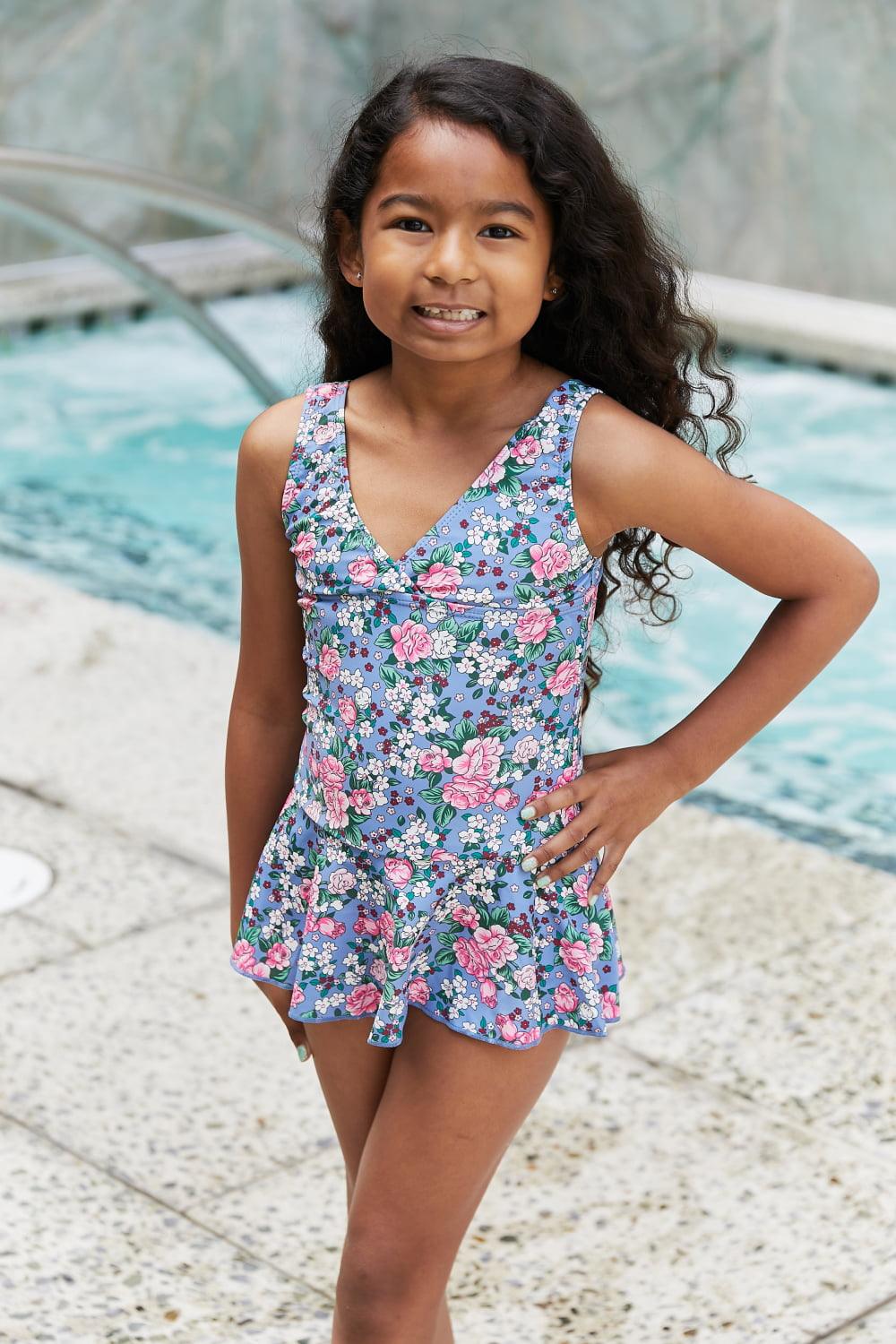 Smiling Beautiful Girl in Dress Posing near Swimming Pool · Free Stock Photo